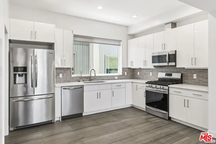 6021 W Beachwood Lane, Los Angeles, California 90038