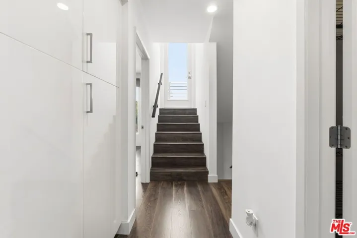 6021 W Beachwood Lane, Los Angeles, California 90038