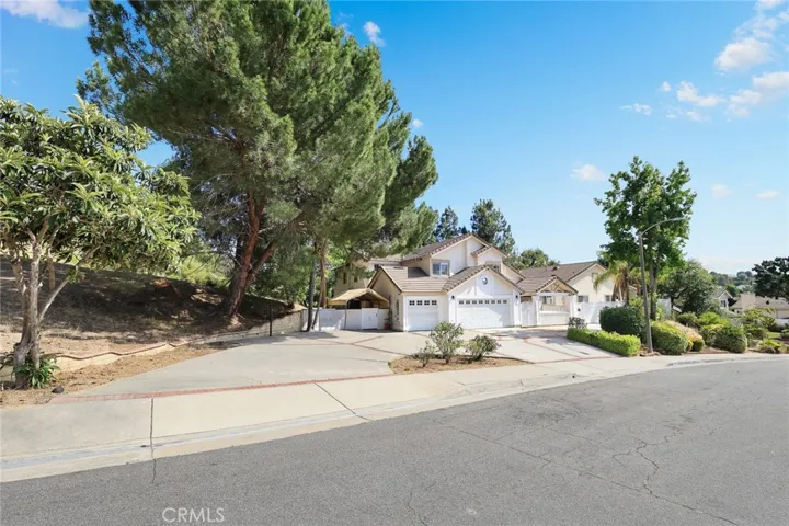 Expansive, level driveway with plenty of parking space