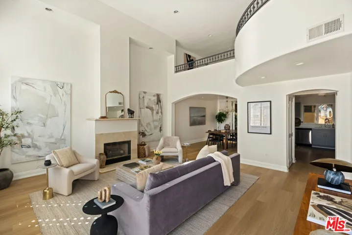 11982 Mayfield Avenue D, Los Angeles, California 90049