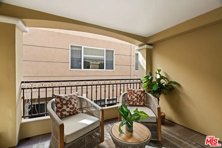 11982 Mayfield Avenue D, Los Angeles, California 90049