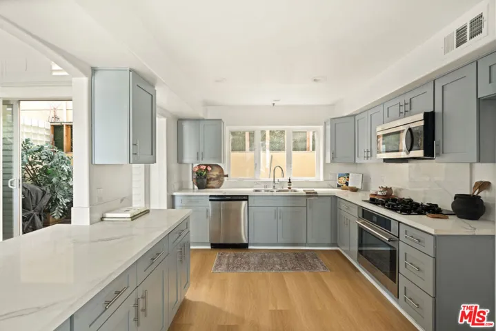 11982 Mayfield Avenue D, Los Angeles, California 90049