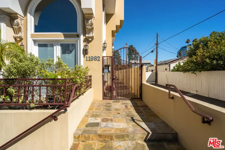 11982 Mayfield Avenue D, Los Angeles, California 90049
