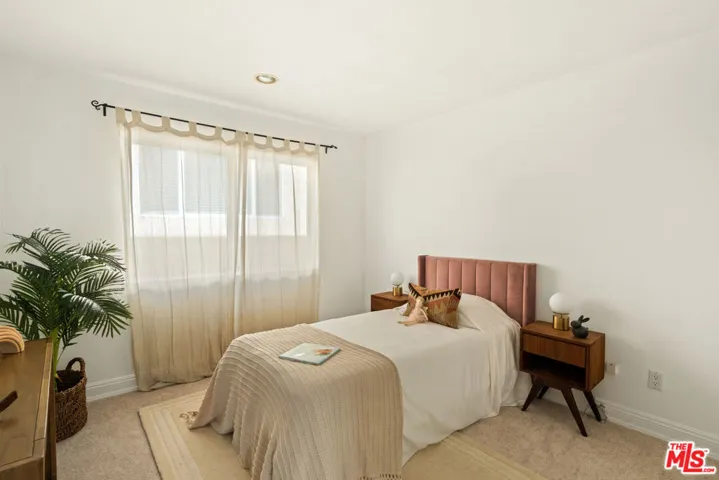 11982 Mayfield Avenue D, Los Angeles, California 90049