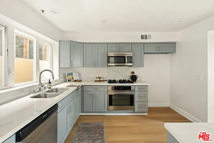11982 Mayfield Avenue D, Los Angeles, California 90049