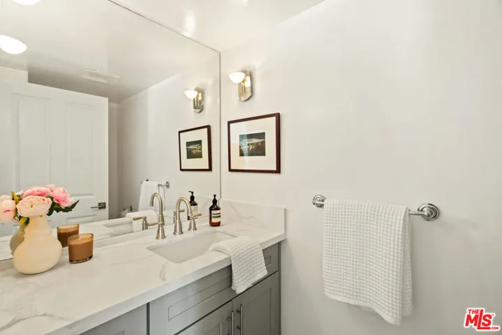 11982 Mayfield Avenue D, Los Angeles, California 90049