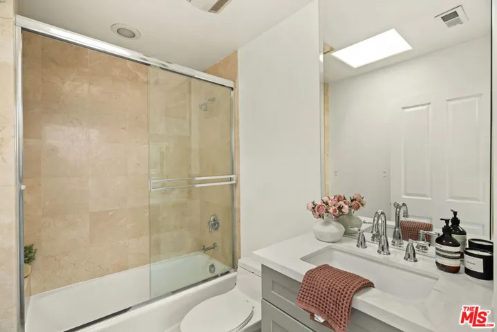 11982 Mayfield Avenue D, Los Angeles, California 90049