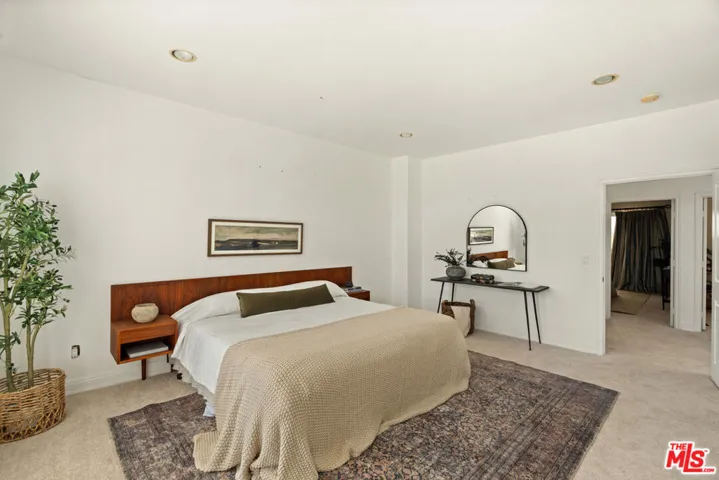 11982 Mayfield Avenue D, Los Angeles, California 90049