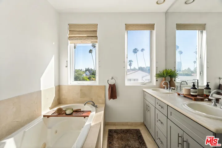 11982 Mayfield Avenue D, Los Angeles, California 90049