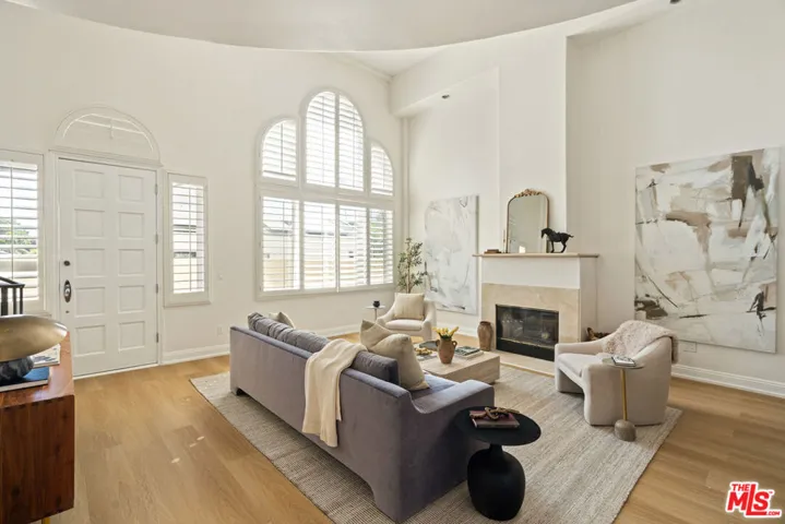 11982 Mayfield Avenue D, Los Angeles, California 90049
