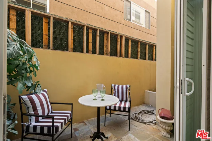 11982 Mayfield Avenue D, Los Angeles, California 90049