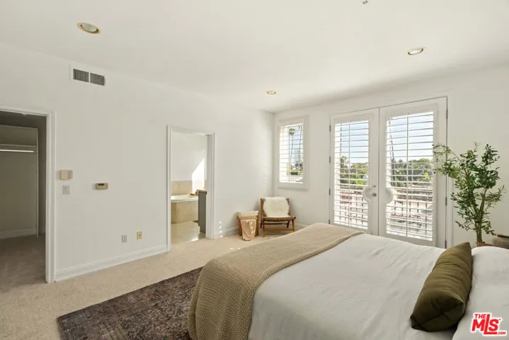 11982 Mayfield Avenue D, Los Angeles, California 90049