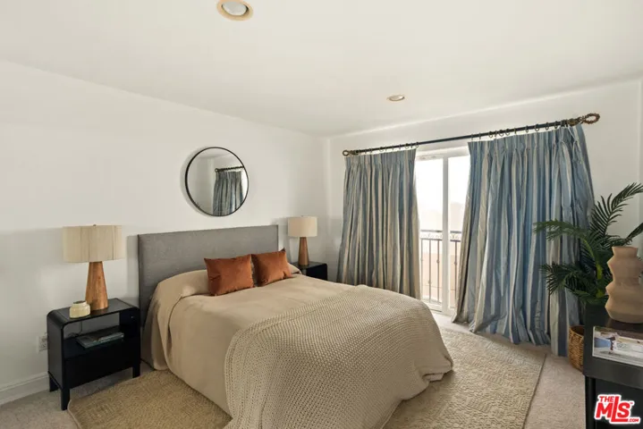 11982 Mayfield Avenue D, Los Angeles, California 90049
