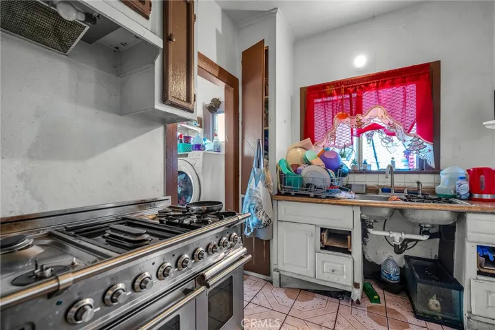 9019 S San Pedro, Los Angeles, California 90003