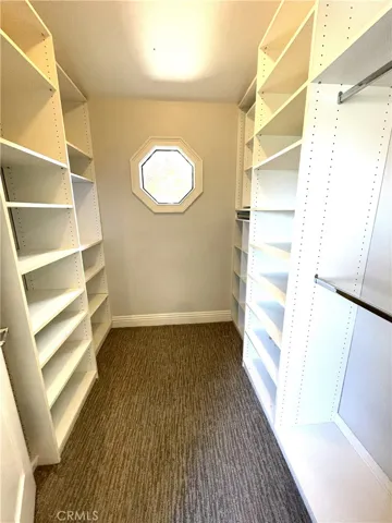 bed 2 walk in closet