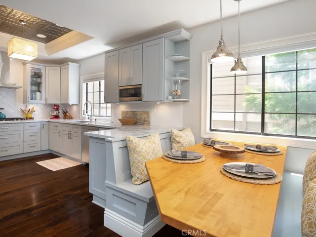 Kitchen eating nook