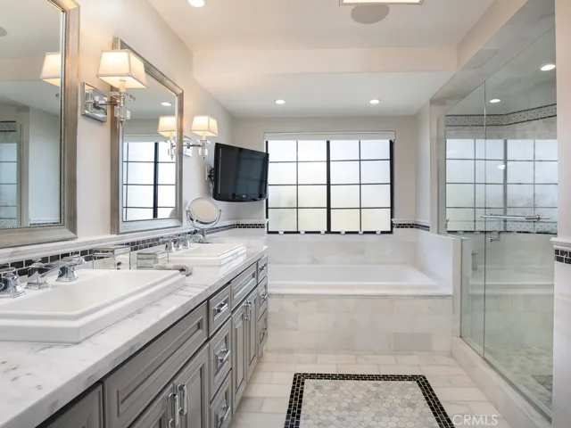 Double sinks in primary bath
