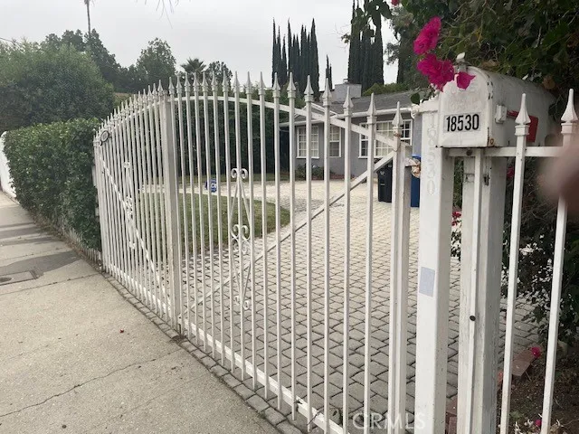 18530 Linnet, Tarzana, California 91356