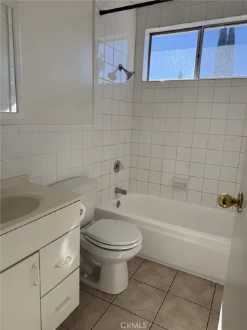 1953 N Parish Unit c Upstairs bath