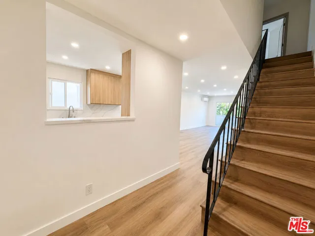2449 N Beachwood Drive 11, Hollywood Hills, California 90068
