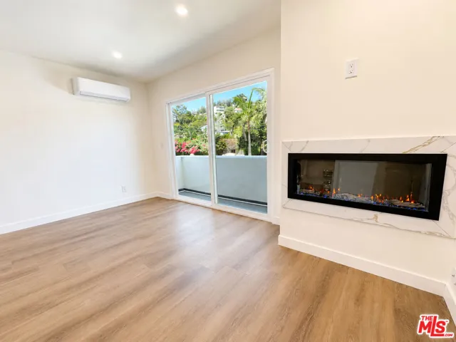 2449 N Beachwood Drive 11, Hollywood Hills, California 90068