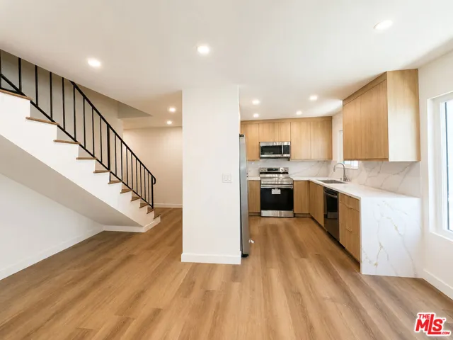 2449 N Beachwood Drive 11, Hollywood Hills, California 90068
