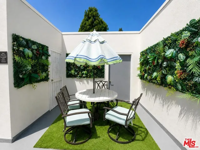2449 N Beachwood Drive 11, Hollywood Hills, California 90068