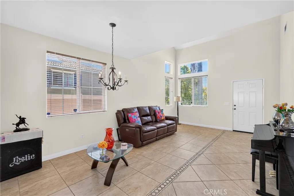 289 Kieswetter, Colton, California 92324 — photo 5