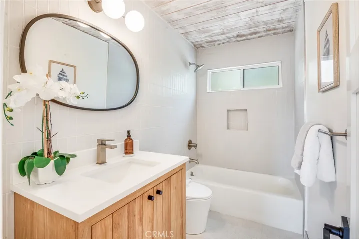 Full Bathroom (upstairs)