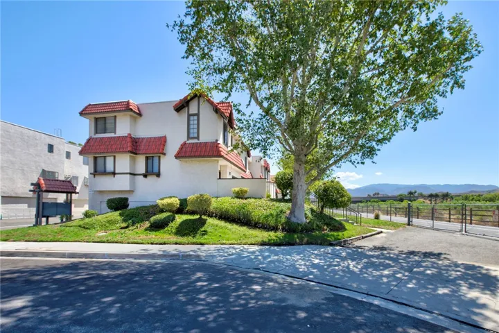 27610 Nugget Drive 1, Canyon Country, California 91387 — photo 4