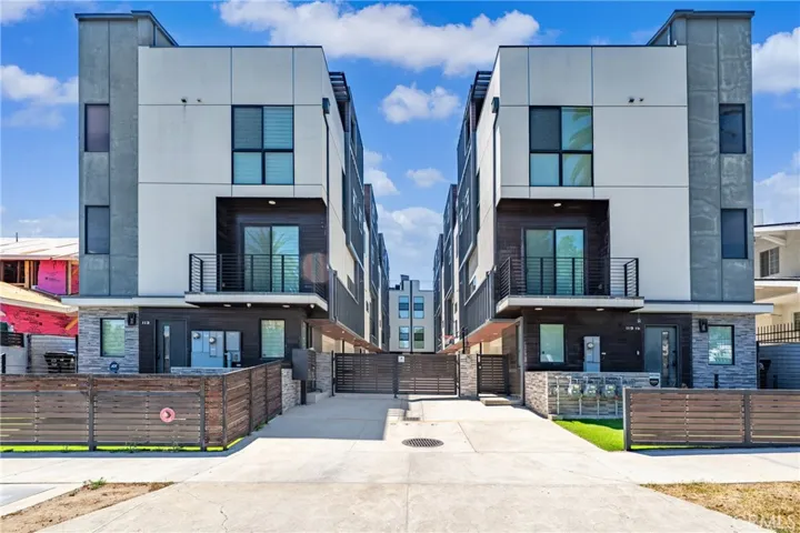 113 1/2 N Manhattan, Los Angeles, California 90004