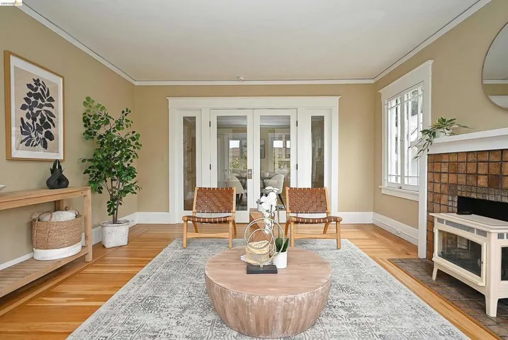 Living room featurering Hardwood Floors.