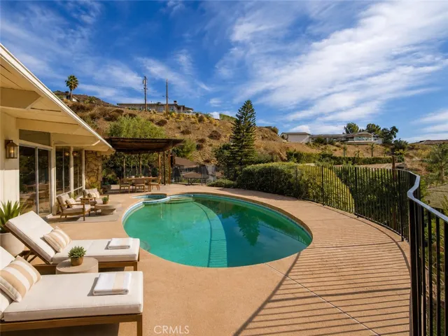 1300 Paseo Redondo, Burbank, California 91501