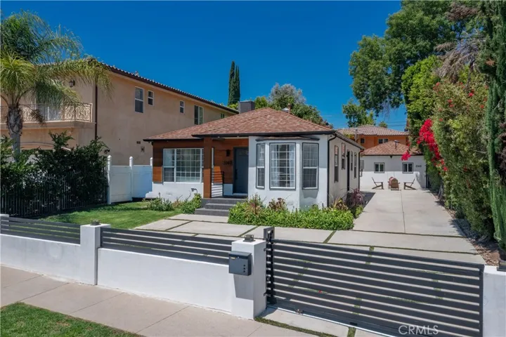 5143 Newcastle, Encino, California 91316