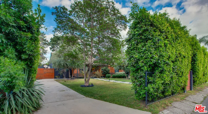 5518 Carpenter Avenue, Valley Village, California 91607