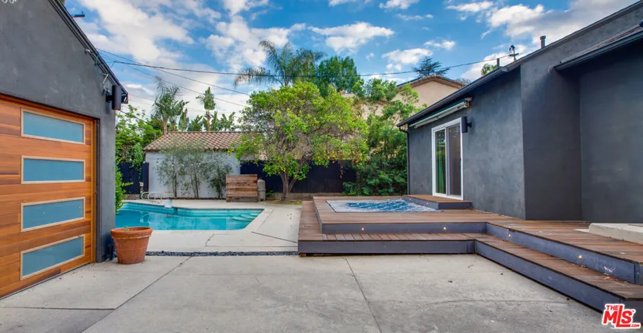 5518 Carpenter Avenue, Valley Village, California 91607
