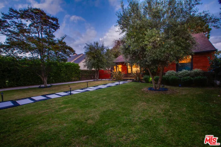 5518 Carpenter Avenue, Valley Village, California 91607