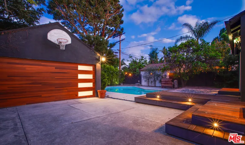 5518 Carpenter Avenue, Valley Village, California 91607