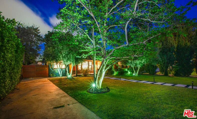 5518 Carpenter Avenue, Valley Village, California 91607