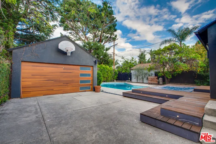 5518 Carpenter Avenue, Valley Village, California 91607