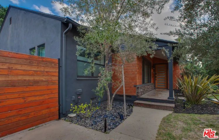 5518 Carpenter Avenue, Valley Village, California 91607