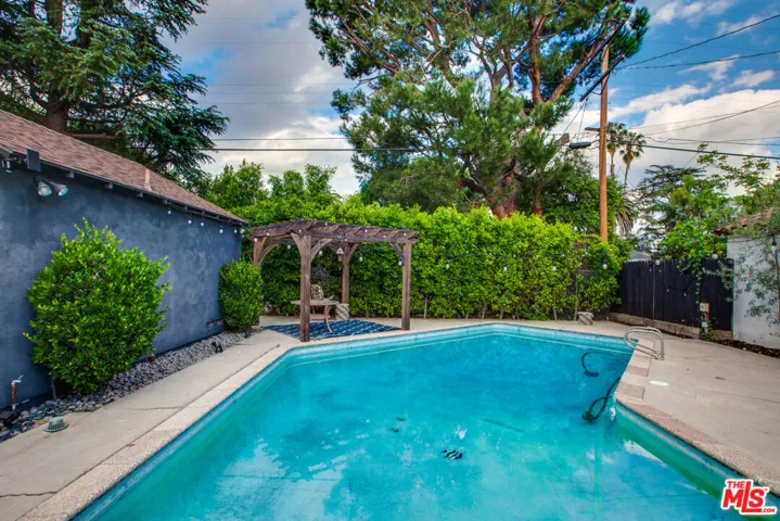5518 Carpenter Avenue, Valley Village, California 91607