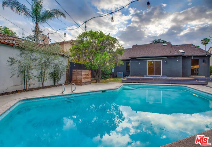 5518 Carpenter Avenue, Valley Village, California 91607