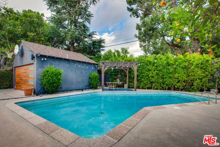 5518 Carpenter Avenue, Valley Village, California 91607