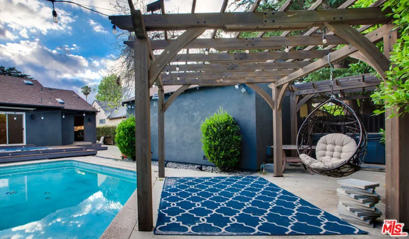 5518 Carpenter Avenue, Valley Village, California 91607