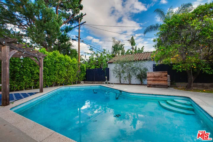 5518 Carpenter Avenue, Valley Village, California 91607