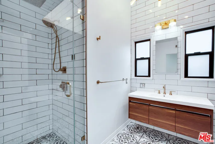 guest bath w steam shower