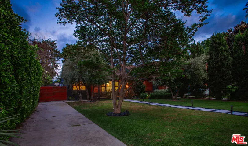 5518 Carpenter Avenue, Valley Village, California 91607