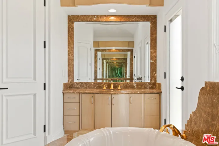 520 N Palm Drive, Beverly Hills, California 90210