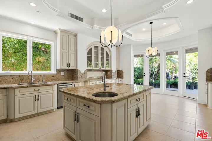 520 N Palm Drive, Beverly Hills, California 90210